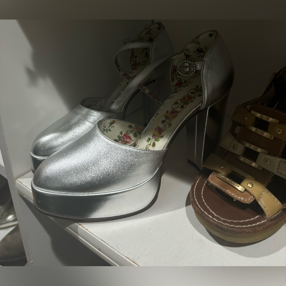 Used Gucci Women's Metallic Leather Agon Ankle Strap Platform Pump Silver.